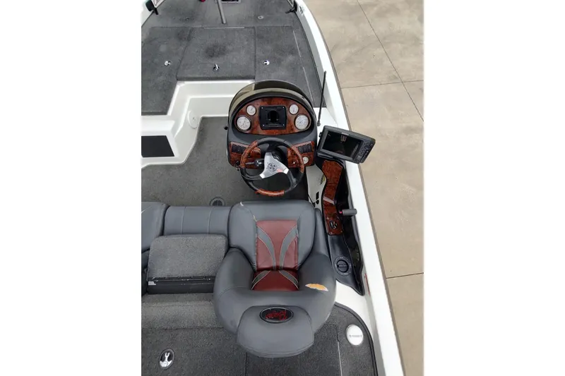 Slide: The Image of 2005 Ranger 520SVX Comanche boat interior with steering wheel and dashboard controls. - 4