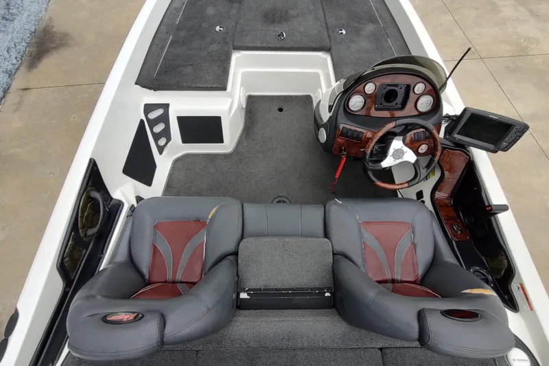 Slide: The Image of 2005 Ranger 520SVX Comanche boat interior with dual seats and modern dashboard. - 5