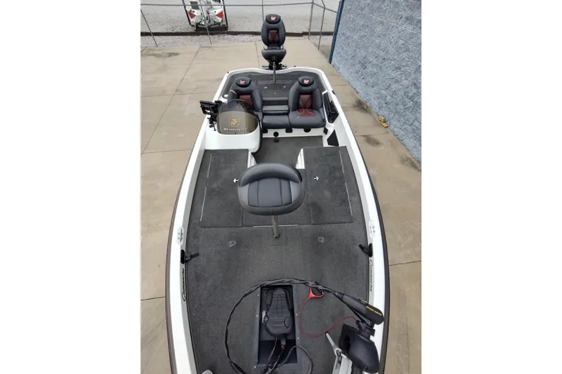 Slide: The Image of 2005 Ranger 520SVX Comanche fishing boat with seating and equipment on deck. - 8