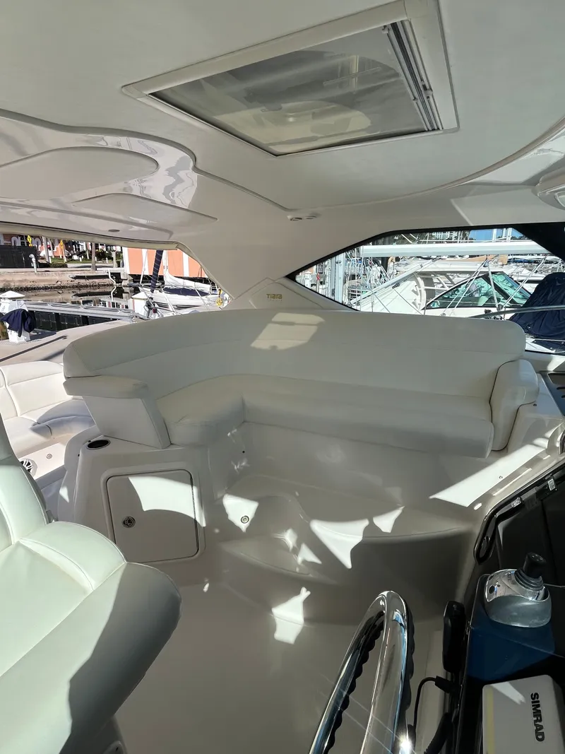 Slide: The Image of Tiara 3500 Sovran 2009 - 24