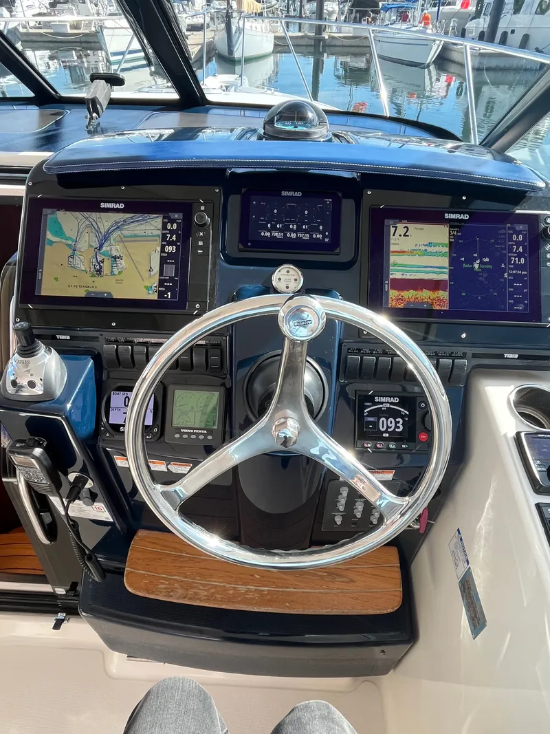 Slide: The Image of Tiara 3500 Sovran 2009 - 46