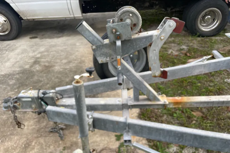 Slide: The Image of Trailer hitch and winch mechanism on a Dragonfly 800 Swing Wing, 1992 model. - 74