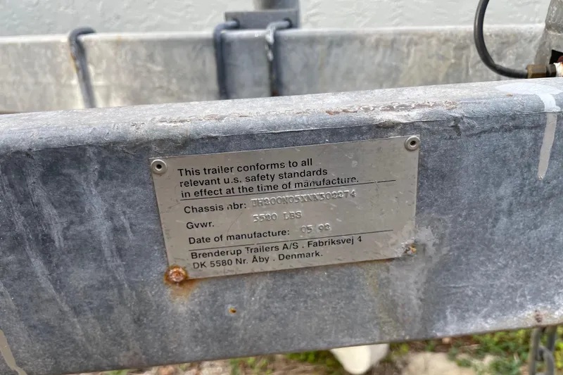 Slide: The Image of 1992 Dragonfly 800 Swing Wing trailer compliance plate with safety standards and manufacturing details. - 78