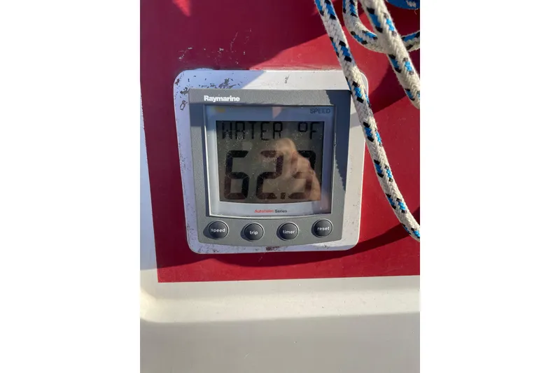 Slide: The Image of Raymarine display showing water temperature at 62°F on Dragonfly 800 Swing Wing, 1992 model. - 82