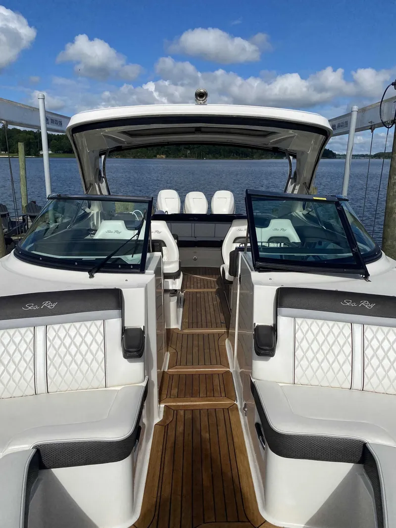 Slide: The Image of Sea Ray SLX 350 Outboard 2017 - 10