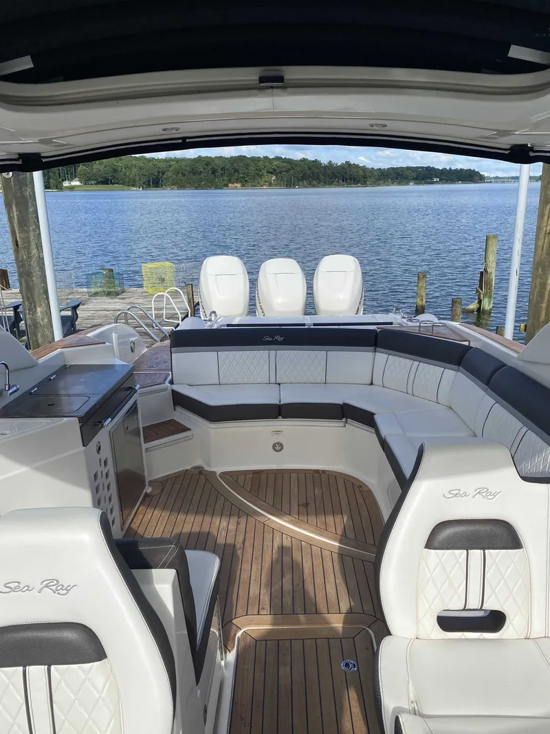 Slide: The Image of Sea Ray SLX 350 Outboard 2017 - 11