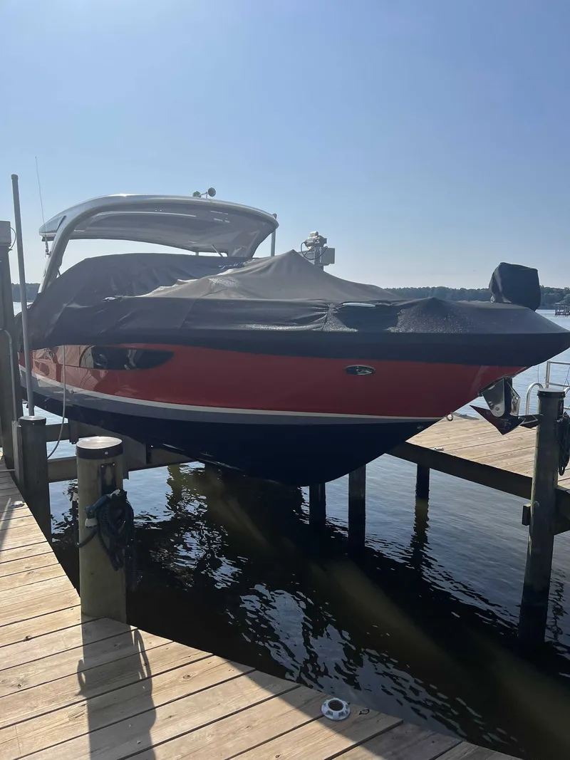 Slide: The Image of Sea Ray SLX 350 Outboard 2017 - 14