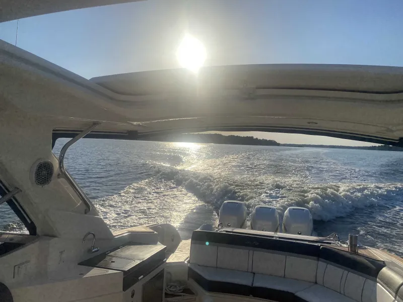 Slide: The Image of Sea Ray SLX 350 Outboard 2017 - 7