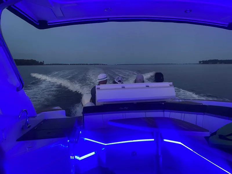 Slide: The Image of Sea Ray SLX 350 Outboard 2017 - 8