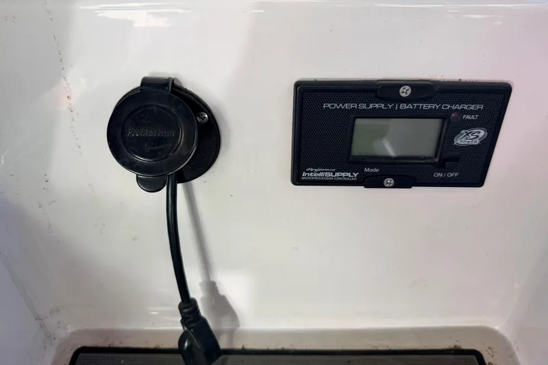 Slide: The Image of 2014 Nautique Super Air Nautique G23 battery charger and power supply panel. - 18