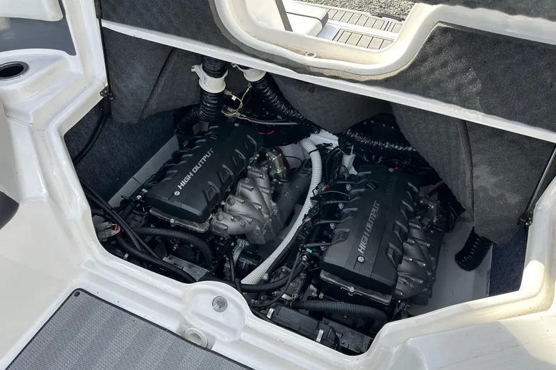 Slide: The Image of Engine compartment of 2019 Yamaha Boats 242 Limited S E-Series, featuring high-output engines. - 30