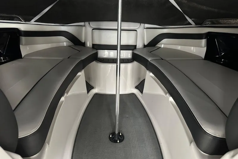 Slide: The Image of 2019 Yamaha Boats 242 Limited S E-Series, close-up of boat name on hull. - 6