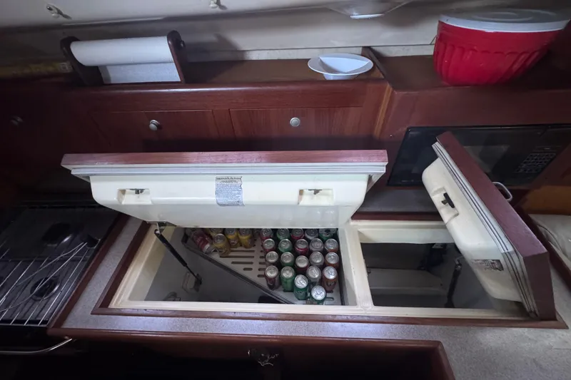 Slide: The Image of Interior of 2000 Hunter 460 yacht with cozy seating, wood finish, and a TV. - 15