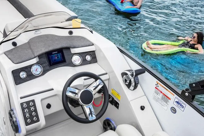 Slide: The Image of Throttle control of 2018 Crest Classic 250 SLS boat, featuring EPA compliance label. - 7