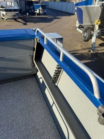 Slide: The Image of Alumaweld Intruder 24' 2022 - 9