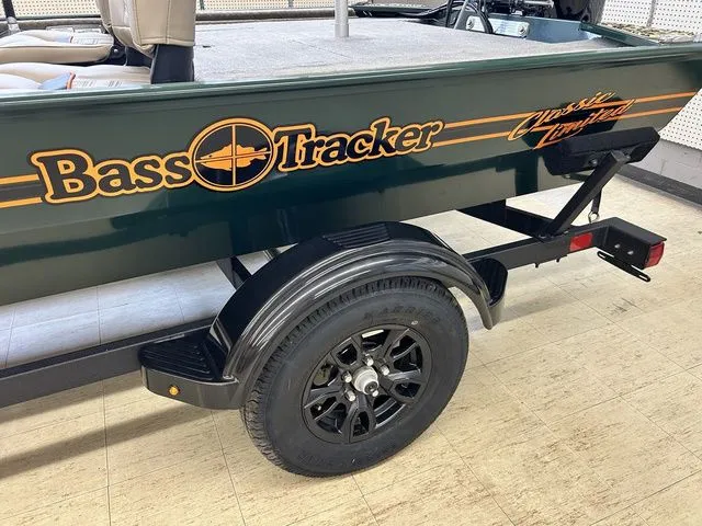 Slide: The Image of Tracker Bass Tracker Classic Limited 2026 - 7