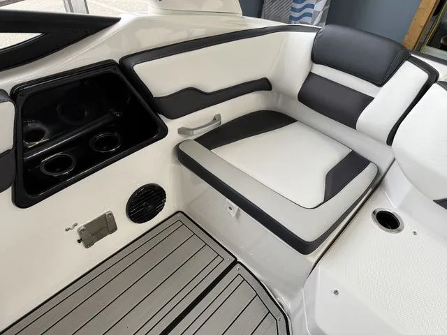 Slide: The Image of Yamaha 195S 2026 - 10