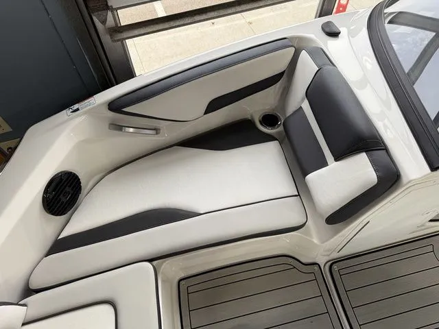 Slide: The Image of Yamaha 195S 2026 - 25