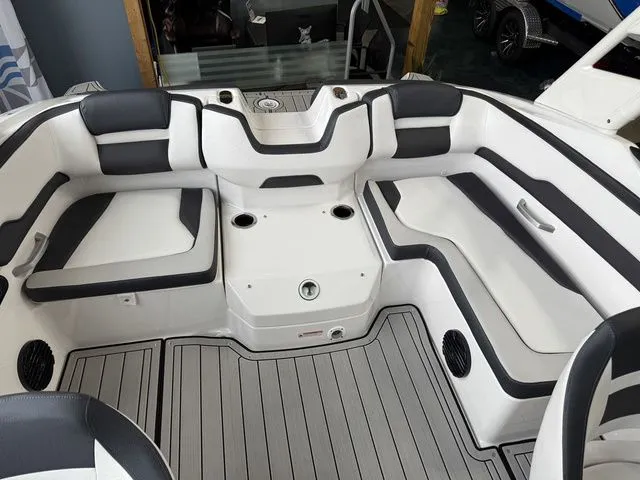 Slide: The Image of Yamaha 195S 2026 - 6