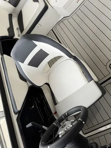 Slide: The Image of Yamaha 195S 2026 - 18