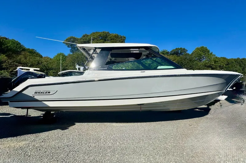 The Image of Boston Whaler 330 Vantage 2026 - 0