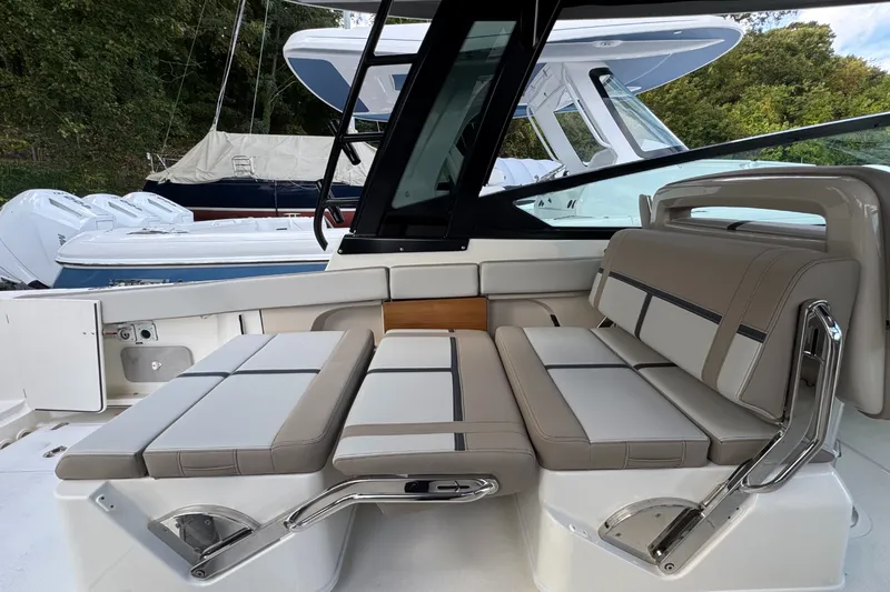 Slide: The Image of Boston Whaler 330 Vantage 2026 - 10