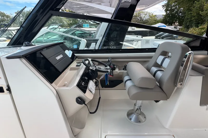 Slide: The Image of Boston Whaler 330 Vantage 2026 - 14