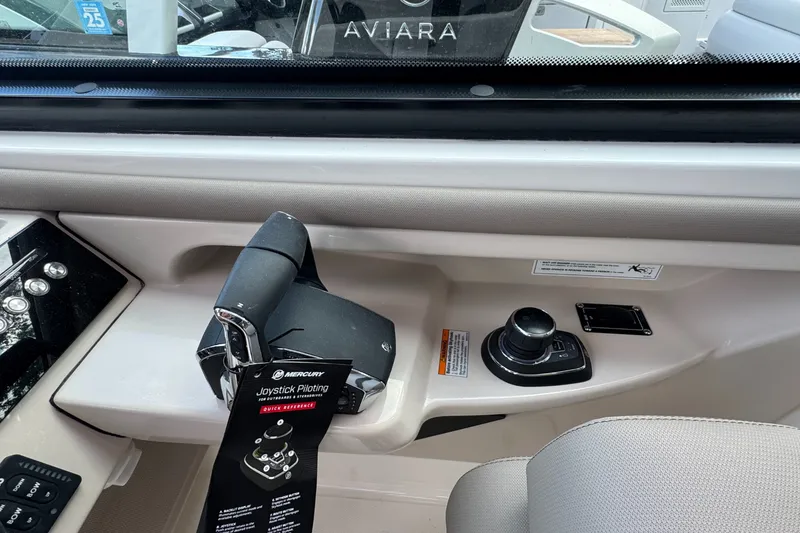 Slide: The Image of Boston Whaler 330 Vantage 2026 - 15