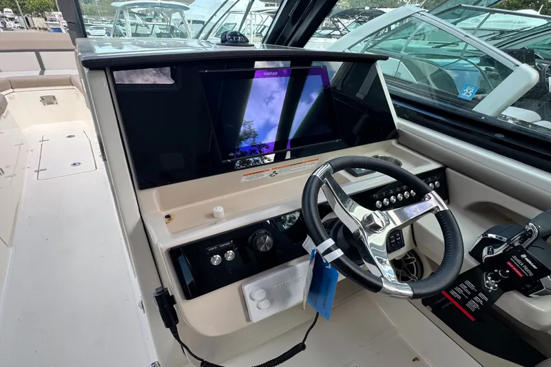 Slide: The Image of Boston Whaler 330 Vantage 2026 - 16