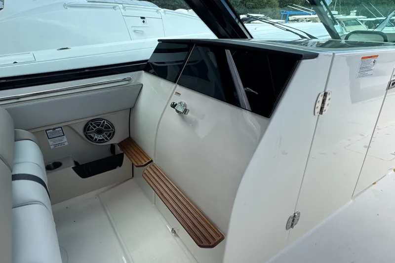 Slide: The Image of Boston Whaler 330 Vantage 2026 - 18