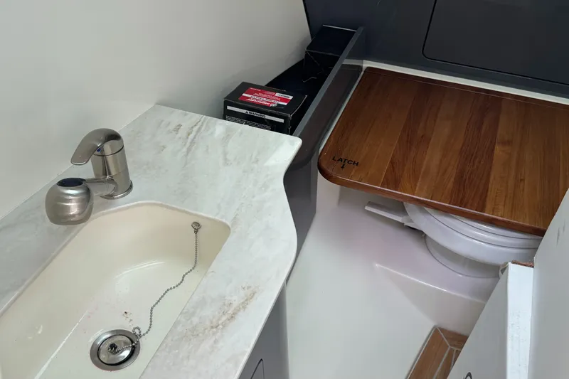 Slide: The Image of Boston Whaler 330 Vantage 2026 - 19