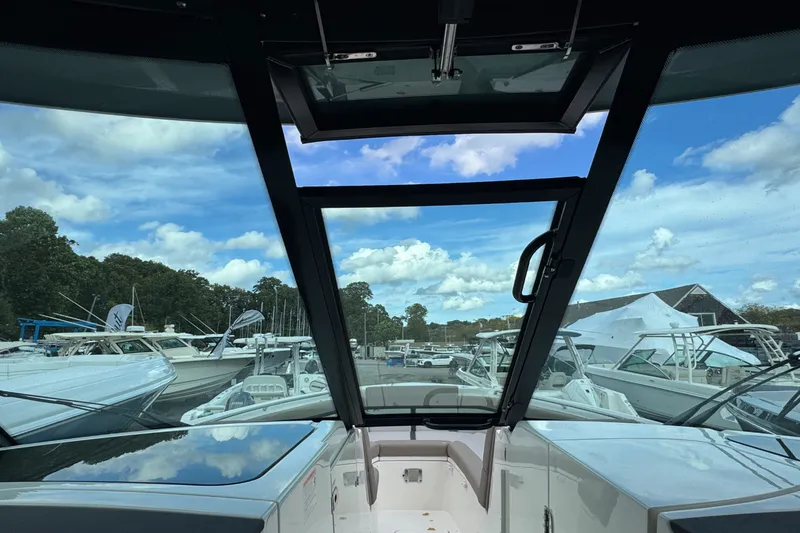Slide: The Image of Boston Whaler 330 Vantage 2026 - 20