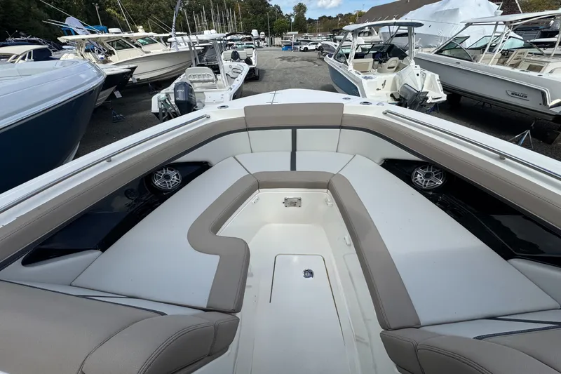 Slide: The Image of Boston Whaler 330 Vantage 2026 - 21