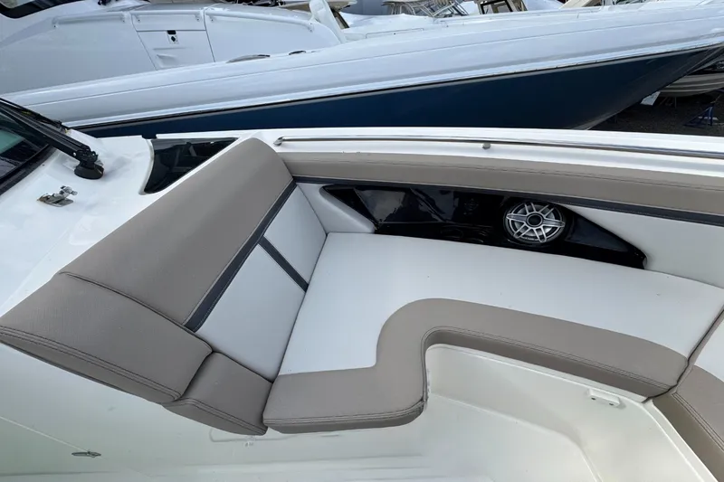 Slide: The Image of Boston Whaler 330 Vantage 2026 - 22