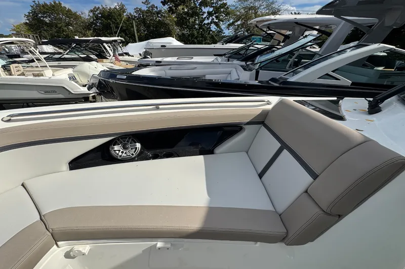 Slide: The Image of Boston Whaler 330 Vantage 2026 - 24