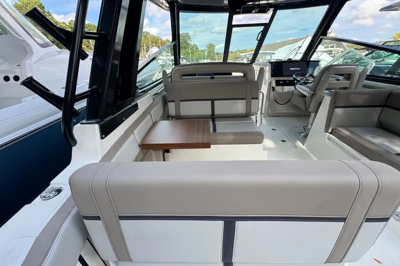 Slide: The Image of Boston Whaler 330 Vantage 2026 - 5