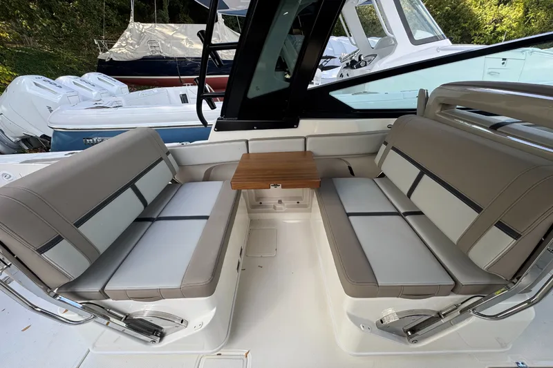 Slide: The Image of Boston Whaler 330 Vantage 2026 - 6