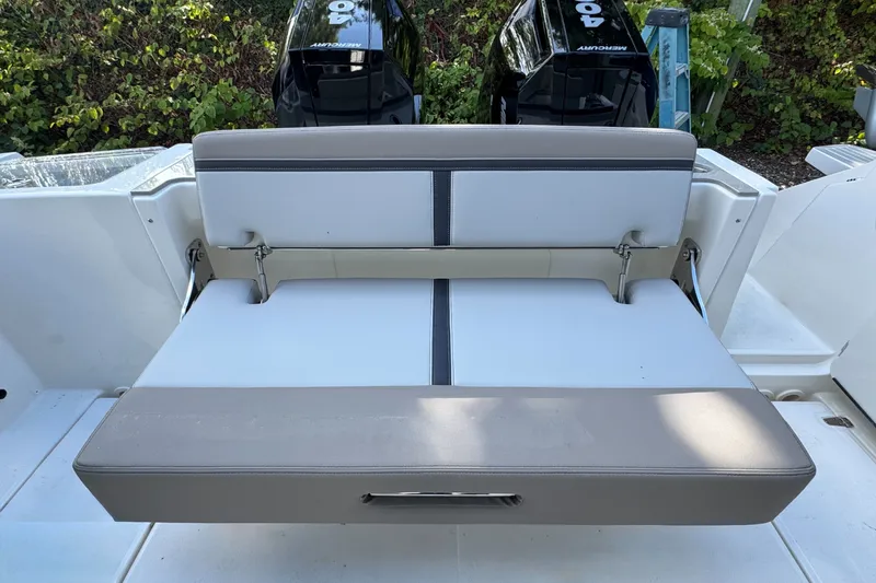Slide: The Image of Boston Whaler 330 Vantage 2026 - 7