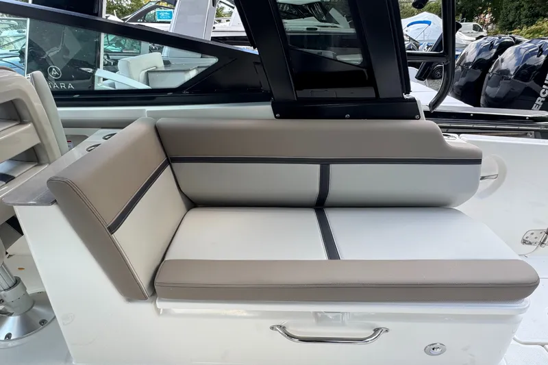 Slide: The Image of Boston Whaler 330 Vantage 2026 - 9