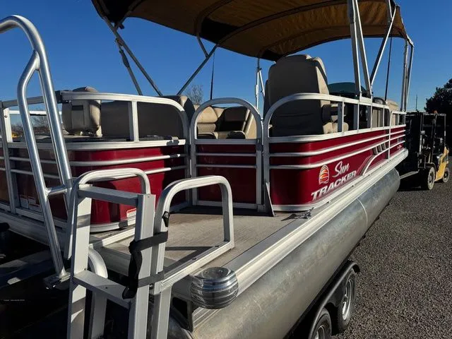 Slide: The Image of Sun Tracker Fishin' Barge 20 DLX 2021 - 11