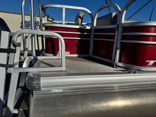 Slide: The Image of Sun Tracker Fishin' Barge 20 DLX 2021 - 12