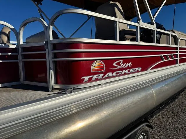Slide: The Image of Sun Tracker Fishin' Barge 20 DLX 2021 - 13
