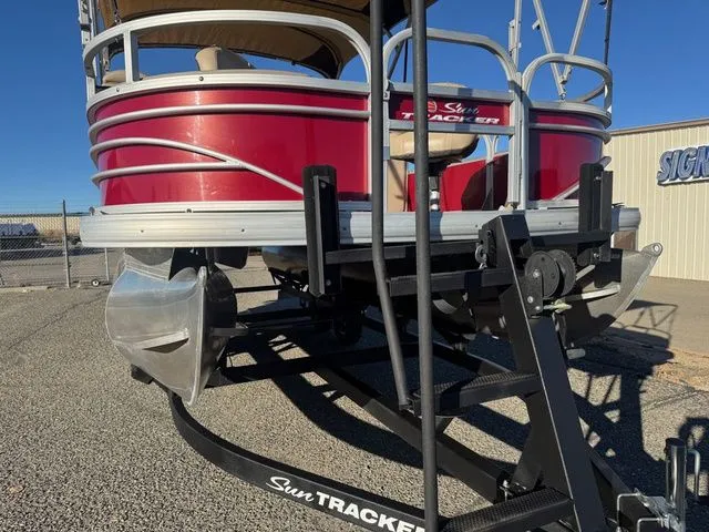 Slide: The Image of Sun Tracker Fishin' Barge 20 DLX 2021 - 16