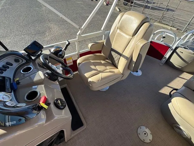 Slide: The Image of Sun Tracker Fishin' Barge 20 DLX 2021 - 23