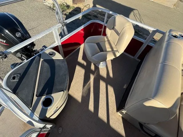 Slide: The Image of Sun Tracker Fishin' Barge 20 DLX 2021 - 26