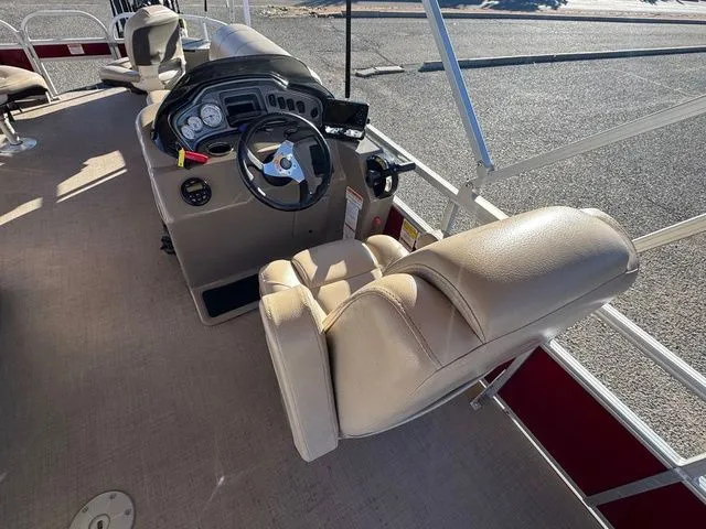 Slide: The Image of Sun Tracker Fishin' Barge 20 DLX 2021 - 29