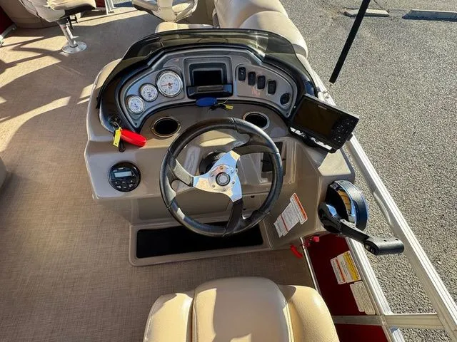 Slide: The Image of Sun Tracker Fishin' Barge 20 DLX 2021 - 30