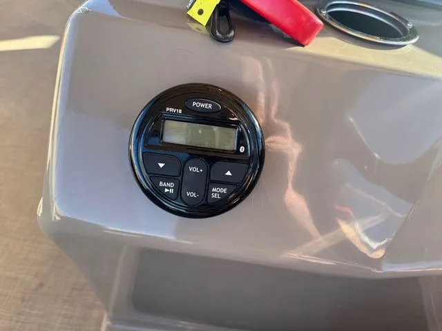 Slide: The Image of Sun Tracker Fishin' Barge 20 DLX 2021 - 33