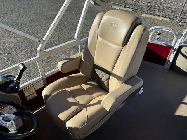 Slide: The Image of Sun Tracker Fishin' Barge 20 DLX 2021 - 37