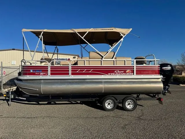 Slide: The Image of Sun Tracker Fishin' Barge 20 DLX 2021 - 45